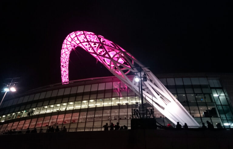 Oplev en koncert på Wembley og kombiner med outletshopping