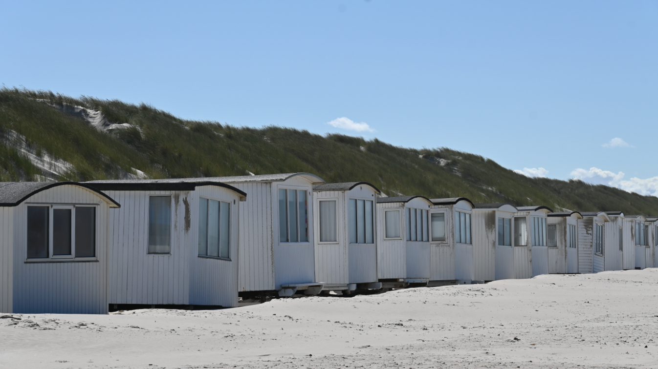 De små hvide strandhuse ved Løkken Strand.